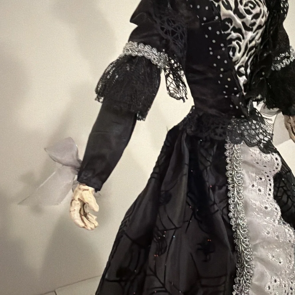 Katherine's Collection Skeleton Lady 22